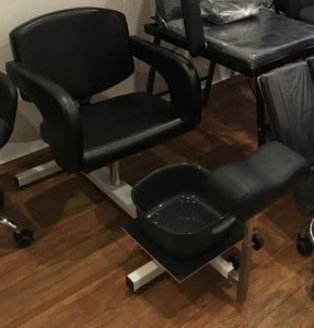 Педикюрное кресло на стеллаже 